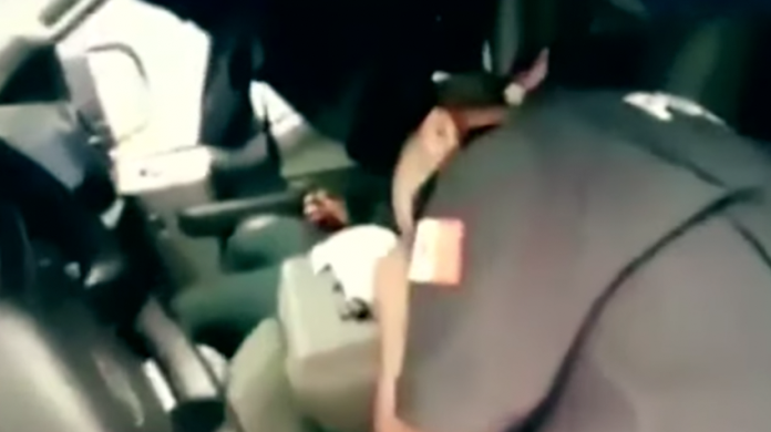 VIDEO: ¡En México! Exhiben a policías al interior de una patrulla en estado de ebriedad
