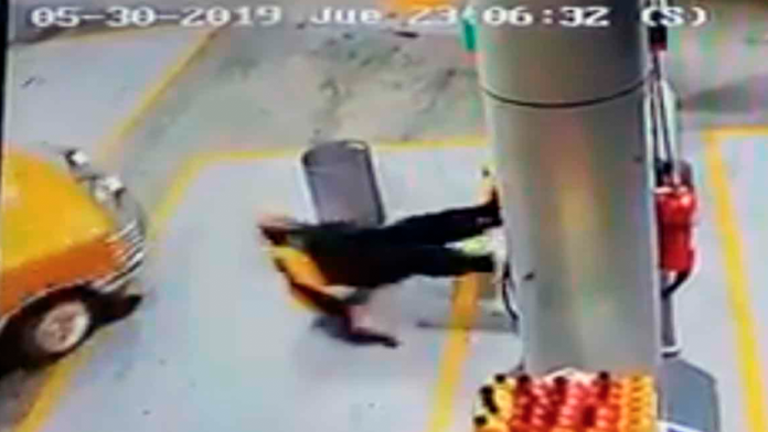VIDEO: Para no pagar la gasolina, conductor atropella a despachador