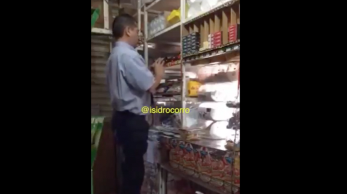 De nuevo: Exhiben a repartidor de Bimbo robando dinero en tiendita (video)