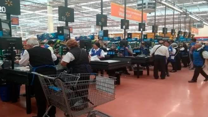 Walmart aclara: abuelitos empacadores no son empleados de la empresa