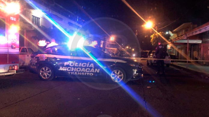 Microbús arrolla a motociclista y le cobra la vida