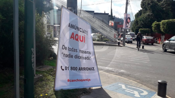 Colocan lonas contra Ayuntamiento tras irregularidades publicitarias en Morelia