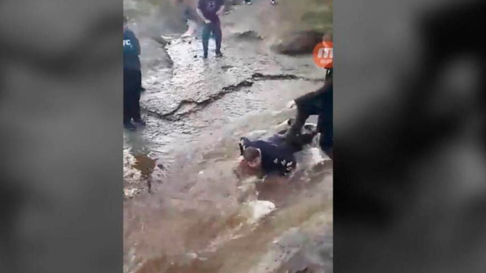 Menores de edad utilizan a joven con parálisis cerebral como puente para cruzar un río