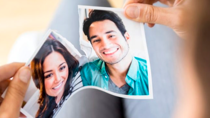 ALITAS GRATIS: A quien rompa las fotos de su ex en este restaurante