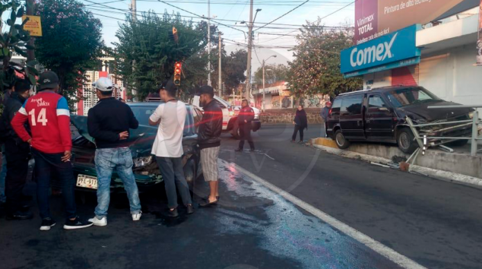 Fuerte choque en el cruce de las avenidas Michoacán y Pedregal