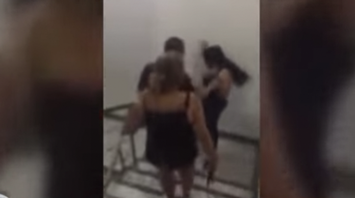 Video: Se va a una fiesta sin permiso y sus padres la sacan a cinturonazos