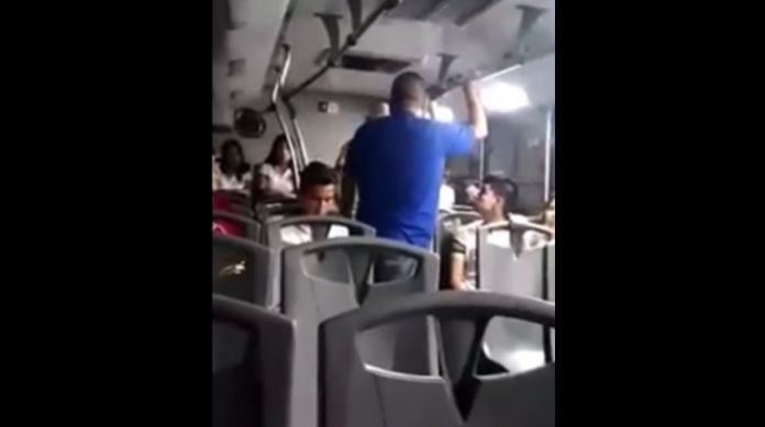 VIDEO: Escapa por la ventana al ser confrontado por masturbarse en un camión