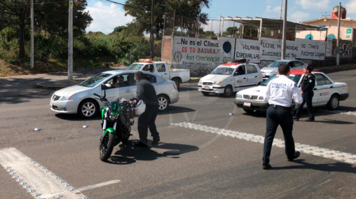 Choque de taxi con una motocicleta en Madero poniente