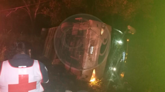Vuelca autobús y deja siete personas lesionadas