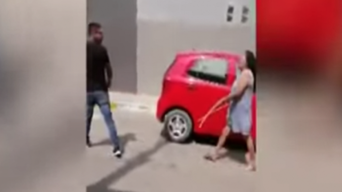 VIDEO: Madre golpea a su hijo en plena calle por infiel