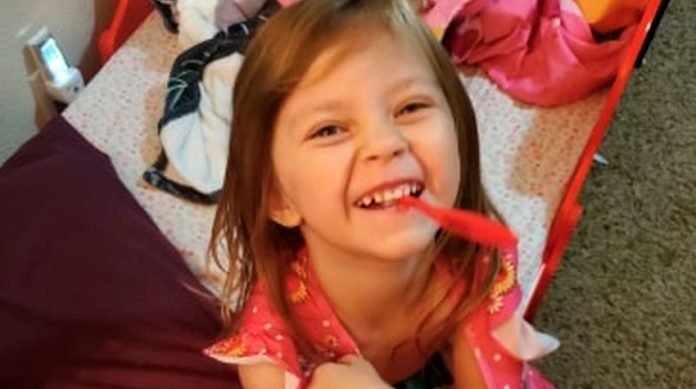 Niña se perfora la garganta por brincar con su cepillo de dientes en la boca