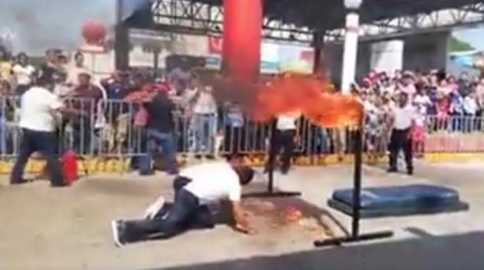 VIDEO: Policía se incendia al intentar acrobacia en evento con motivo de la Revolución Mexicana