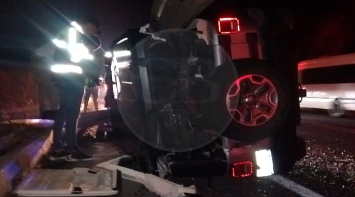 Se salva de milagro tras desbaratar su vehículo en la Siglo XXI
