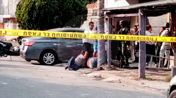 Colgaba series navideñas en su casa y sicarios lo balean