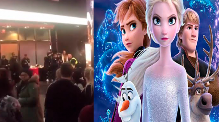 Más de 100 personas con machete en mano crean terror durante estreno de Frozen 2