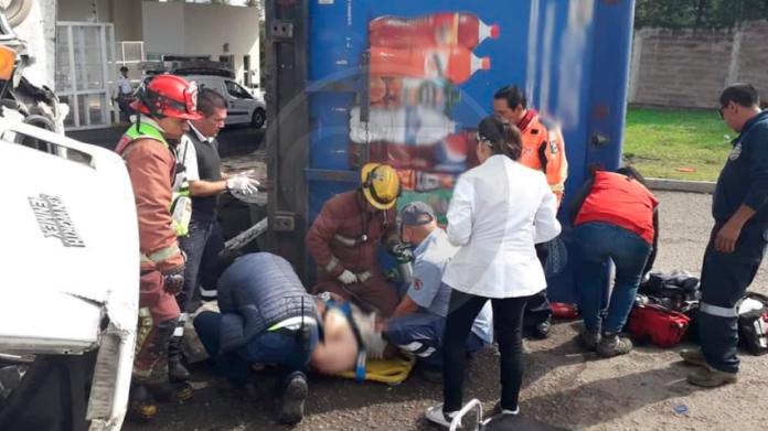Volteo sin frenos impacta un camión de la Pepsi