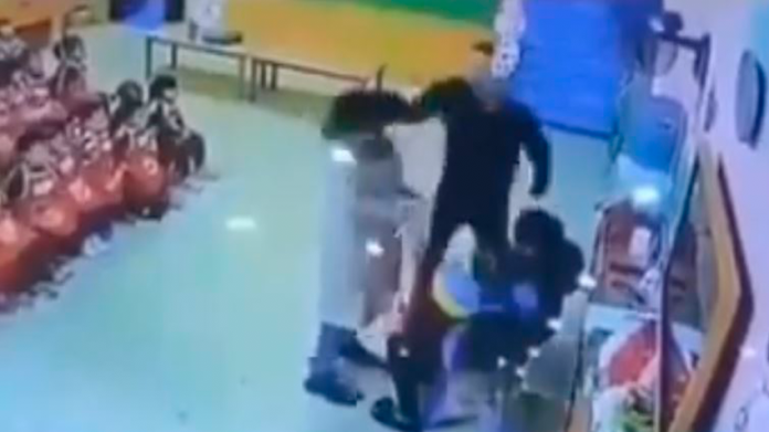 VIDEO: Hombre golpea a maestra, tras descubrir que maltrataba a su hija