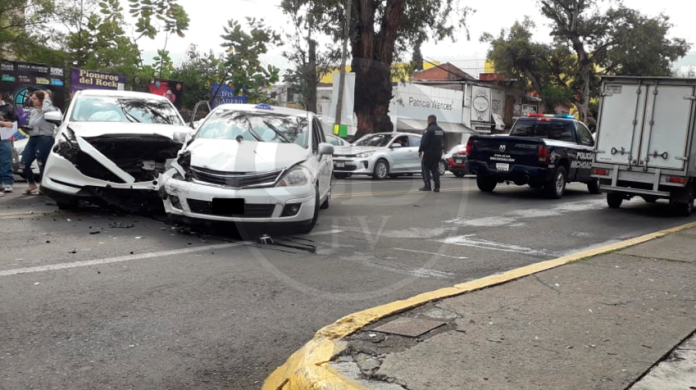 Colisiona camioneta y taxi en Ventura Puente