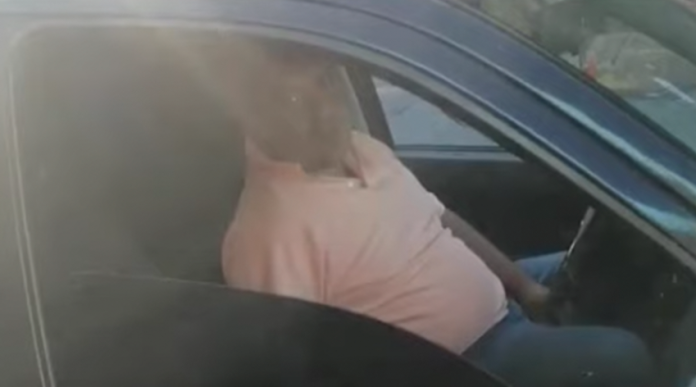 VIDEO: En México, joven graba y exhibe a hombre que la estaba acosando desde su auto 