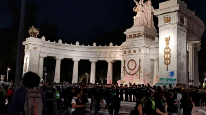 Monumentos limpios en 13 horas; al menos 6 mujeres asesinadas en el mismo tiempo