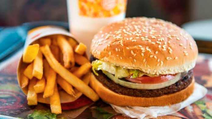 Demandan a Burger King por cocinar hamburguesas vegetarianas en la misma parrilla que las de carne