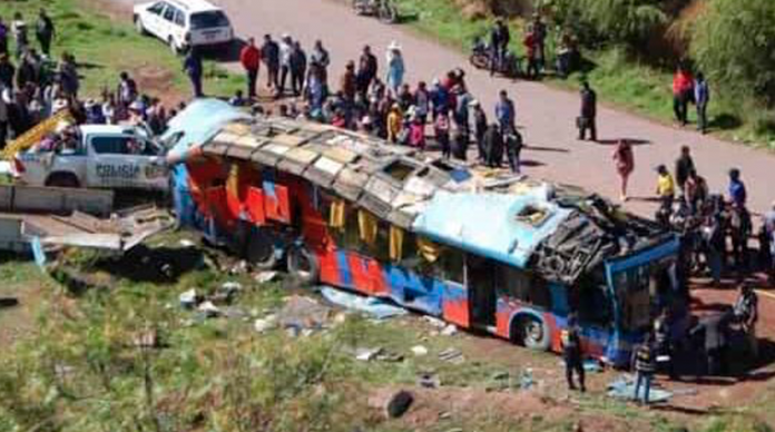 Cae autobús escolar a un barranco; siete niños murieron