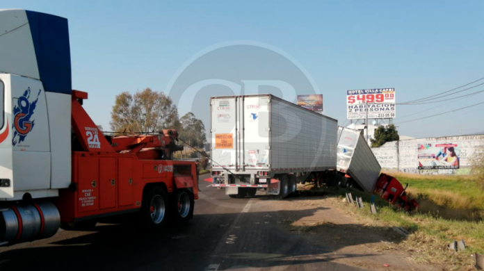 Tráiler cae al río en la carretera Guadalajara-Morelia
