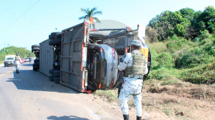 Vuelca contenedor de tráiler madrina en la Siglo XXI