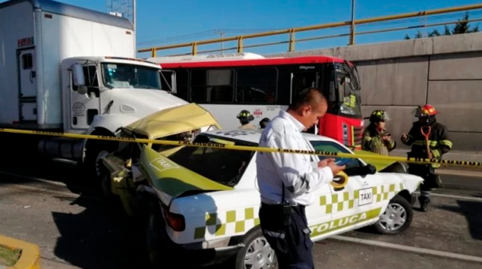 Pasajeros de auto sobreviven tras quedar prensados en Toluca