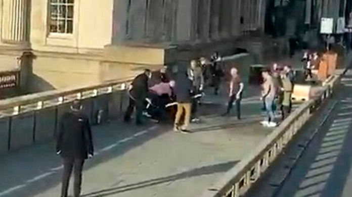 Autoridades británicas balean a hombre en el puente de Londres