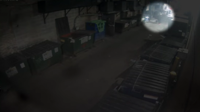 VIDEO: Violan a joven a menos de 30 metros de unos guardias de seguridad 