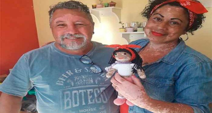 Este hombre se ha viralizado en las redes sociales por su labor altruista y por visibilizar el racismo por la condición de estas personas.