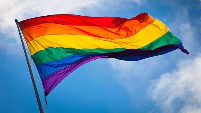 Expulsan a estudiante por vivir con pareja homosexual