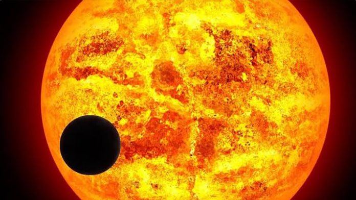 Este próximo 11 de noviembre el planeta rojo, como también se le conoce a Mercurio, pasará entre el Tierra y el Sol.  El suceso podrá observarse desde América del Norte hasta América Sur, en Europa y el oeste de Asia, por lo que en México el avistamiento es un hecho. 
