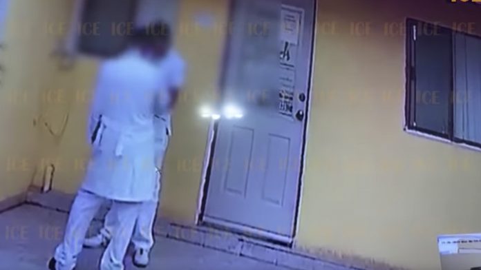 e disfrazan de enfermeros para ejecutar a un funcionario En Bácum, Sonora, unos sicarios vestidos de enfermeros se acercaron a un funcionario público de este municipio para quitarle la vida. El suceso quedó grabado en el complejo habitacional donde se encontraba la víctima acompañada de su hijo. El hecho ocurrió alrededor de las 7:00 horas, donde se muestra que los hombres armados esperan que saliera el ahora occiso. TE PUEDE INTERESAR: Tras disparar en contadas ocasiones, los criminales abandonaron el lugar en varios automóviles, dándose a la fuga. La persona fallecida se desempeñaba como secretario del Ayuntamiento de Bacán, además de contar con otro atentado en el mes de marzo del año en curso.