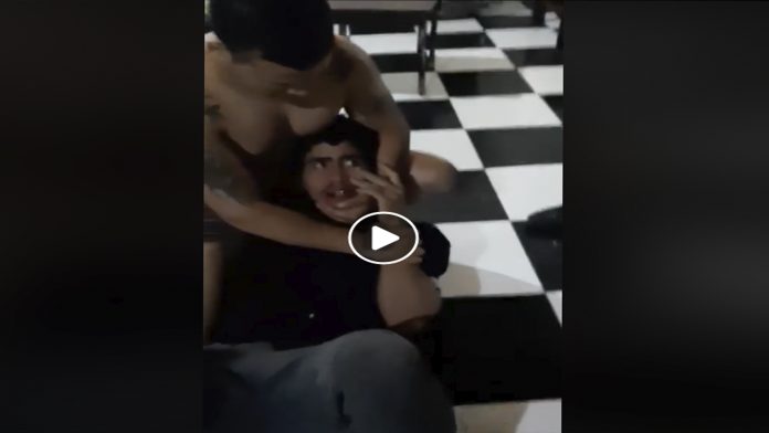 Video: Luchador defiende su casa de ladrones