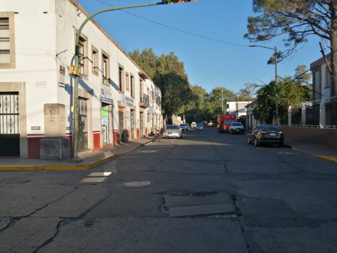 Hundimiento de calle pone en riesgo a morelianos