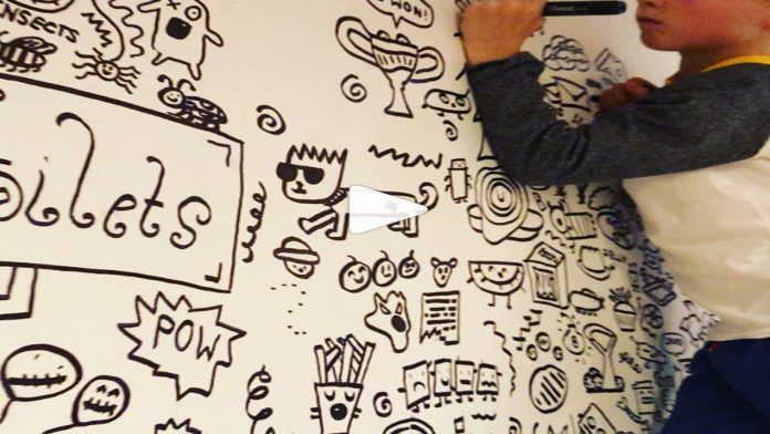 Video: Regañan a niño por dibujar en clases; lo contratan para decorar restaurante