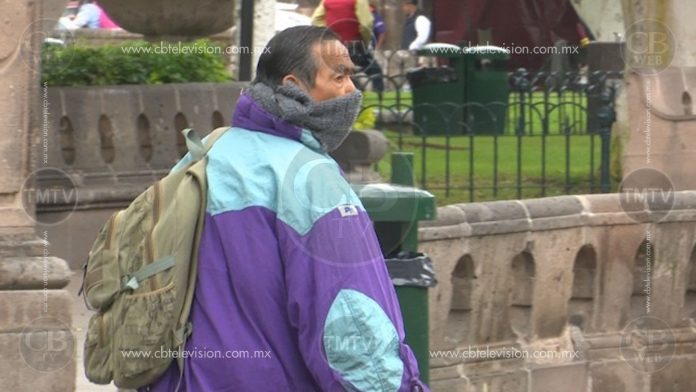 Ciudadanos se previenen por bajas temperaturas en Morelia