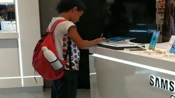 Video: Niño va a centro comercial para poder hacer su tarea