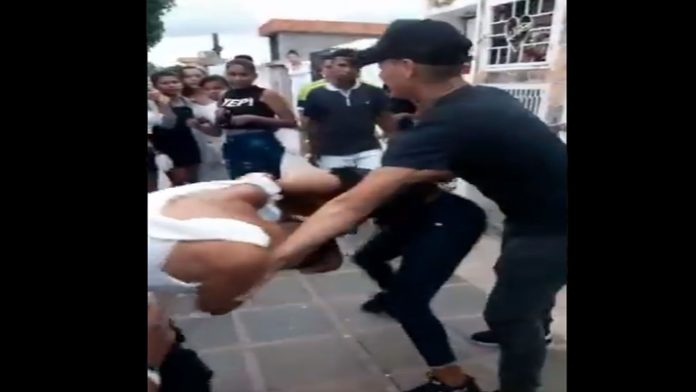 Video: Mujeres se agarran a golpes en pleno funeral; peleaban por el amor del difunto