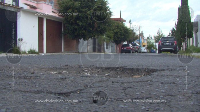 Calles del fraccionamiento Ampliación Mariano Michelena en mal estado