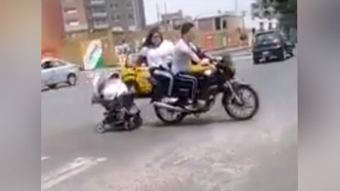Video: Exhiben a padres que arrastran la carriola de su bebé desde una moto