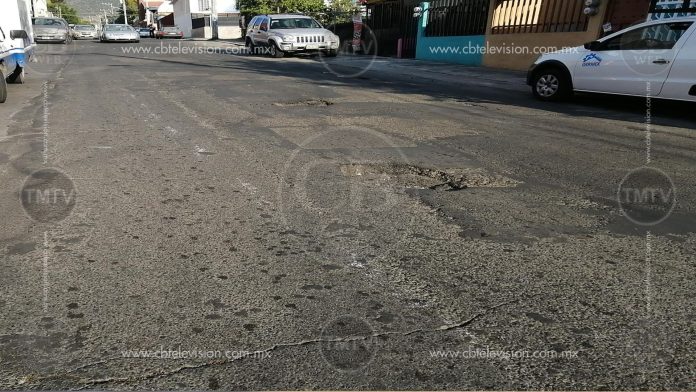 Socavones en avenida Peribán.