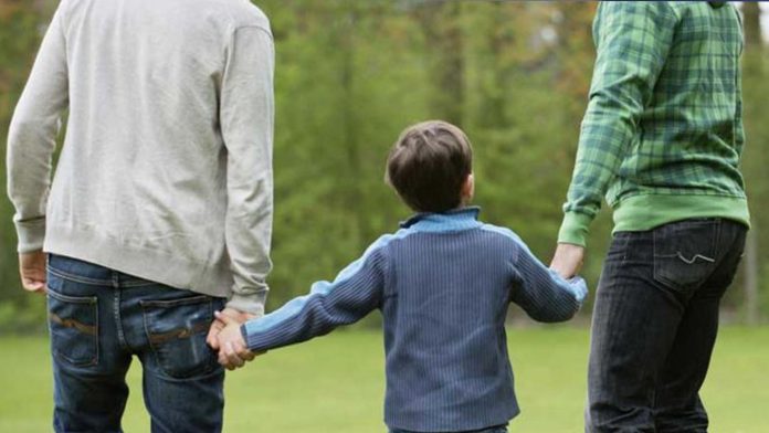 Nuevo León impide que hijos de familias homoparentales se inscriban a la escuela