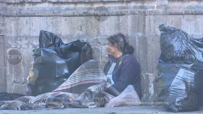 Municipio prefiere entregar cobijas a retirar indigentes en el centro histórico