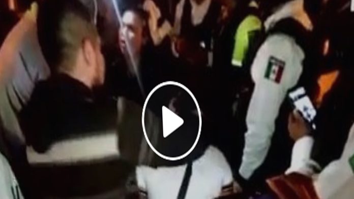 Video: Alrededor de 15 policías intentan retirar a vendedora ambulante y a su hija enferma en Morelia  