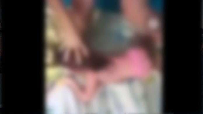 Video: Mujer intenta asfixiar a su hija; la llaman “La Hiena de Nuevo León”