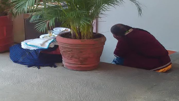Michoacán: Captan a Doña Adela, mujer que se puso triste porque no pudo vender sus servilletas artesanales
