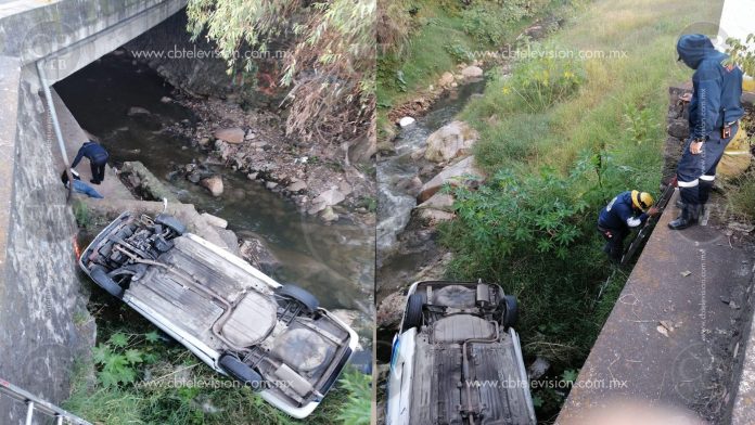 Taxi termina dentro de un río frente a Casa de Gobierno